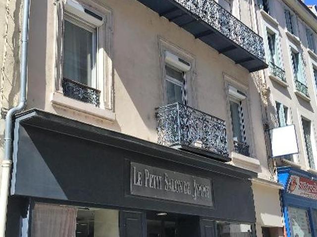Centre Ville, rue des Alpes, T1 à louer au 1er étage.