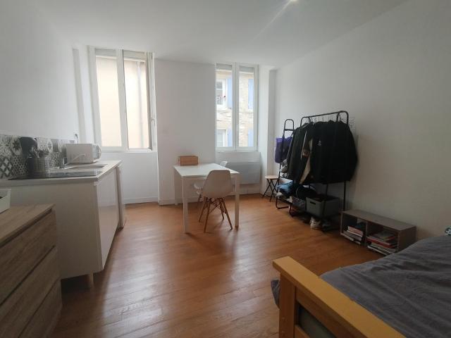Centre Ville, rue des Balais, Studio meublé à louer.