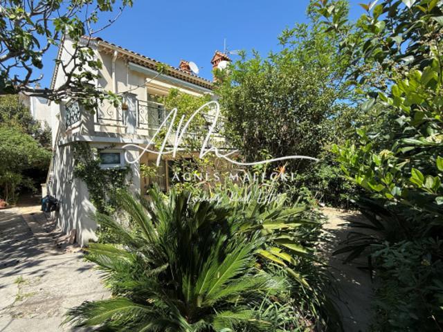 Centre ville villa édifiée sur 02 niveaux avec jardin et gar