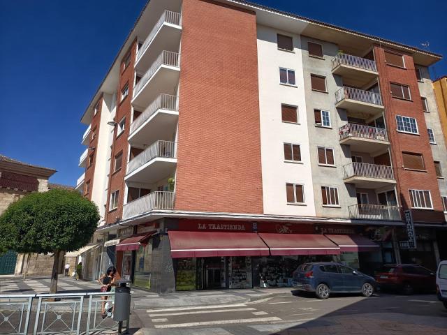 Céntrica vivienda, con pequeña terraza exterior