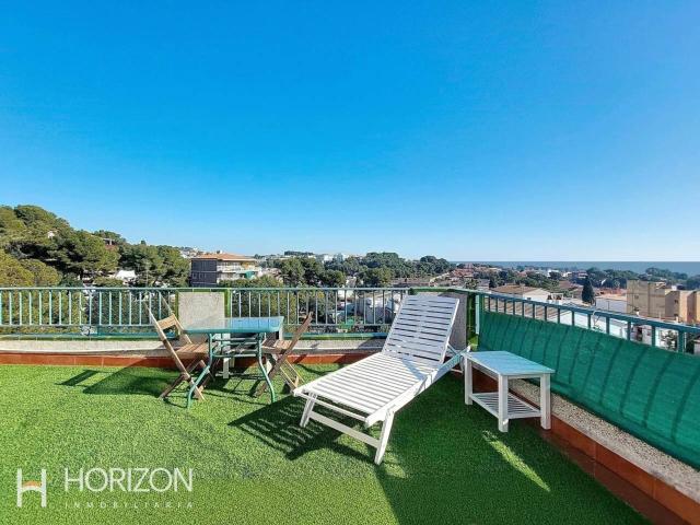 Céntrica casa adosada esquinera con piscina privada, vistas al mar, paneles solares y licencia turística