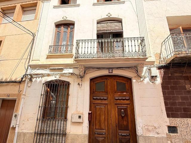 Céntrica Casa de Pueblo Bien Conservada en Villar del Arzobispo por 105.000€