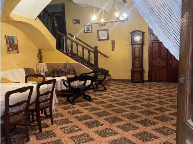 Céntrica Casa de Pueblo Bien Conservada en Villar del Arzobispo por 105.000€