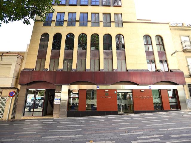 CENTRICA OFICINA EN ALQUILER PRÓXIMA A PUERTA PURCHENA