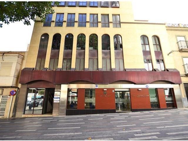 CENTRICA OFICINA EN ALQUILER PRÓXIMA A PUERTA PURCHENA