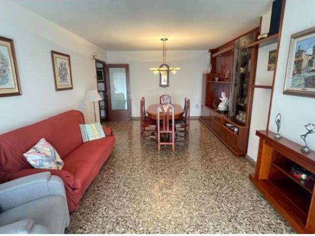 CENTRICO, AMPLIO PISO DE 4 HAB. EN PERFECTO ESTADO. ASCENSOR. LUMINOSO