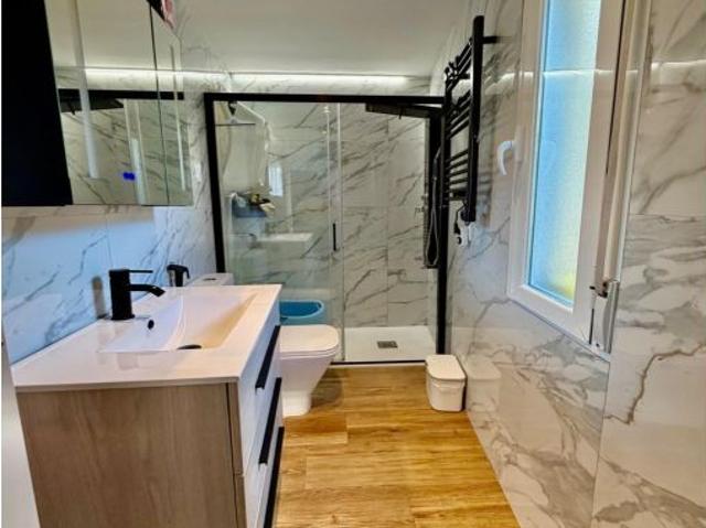 Céntrico piso de 66m2 con 2 dormitorios dobles y 1 baño independiente con patio o terraza
