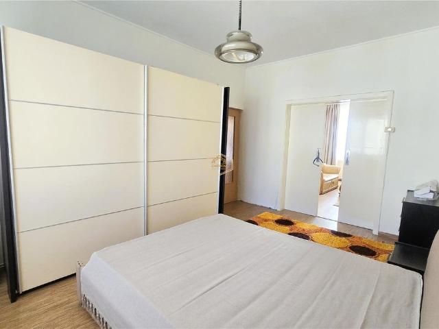 Centru | Etaj 2 Apartament cu 3 camere + garaj | Calea Traian