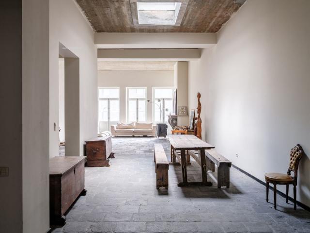 Centrum Gent, toplocatie! Unieke opbrengsteigendom bestaande uit commercieel ruimte met 2 appartementen langs het Oudburg en een