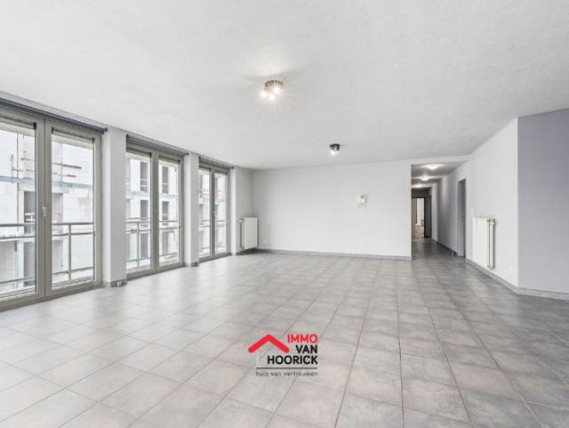 Centrum Lokeren onder de kerktoren prachtig appartement!
