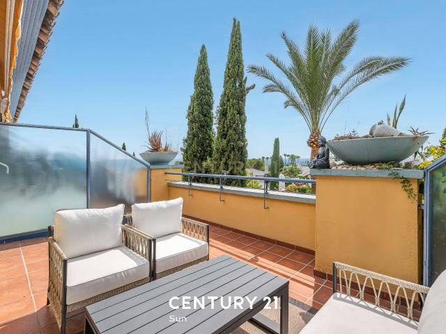 Century 21 Sun vende ático dúplex con vistas al mar en una urbanización lado playa en Bahia Marbella!