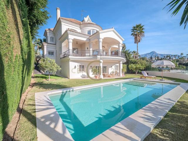 Century 21 Sun presenta este impresionante villa de estilo contemporáneo en el campo de golf de Los Naranjos!