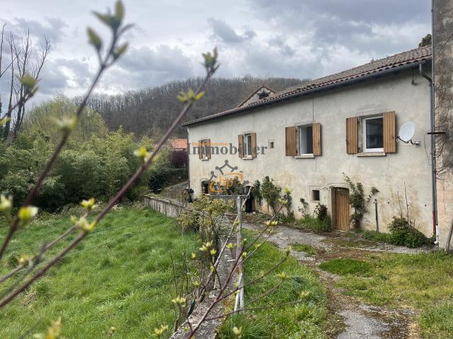 Cénomes, Maison de village avec terrain