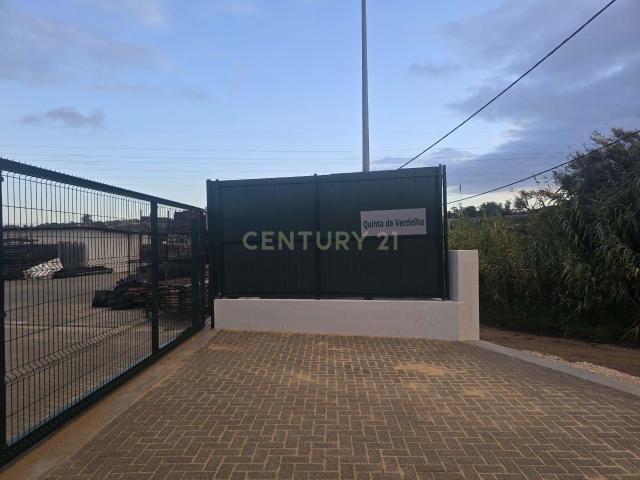 Cedência Espaço de terreno com uma área util de 240 m² em Almada perto do Fórum Almada com Vista para a IC 20 e Acessos Convenientes