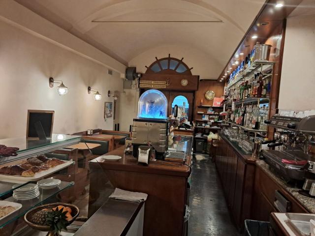 Cedesi a prezzo affare per motivi familiari avviato bar tabaccheria con cucinotto e veranda fissa, otima occasione per una coppia con aiuto di gestire un locale che avra un incremento di lavoro sostanzioso con il rifacimento del porto da centinaia di oper