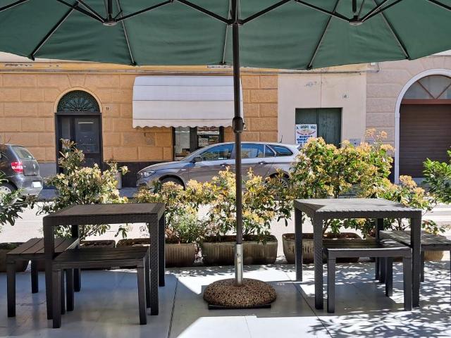 Cedesi a prezzo affare per motivi familiari avviato bar tabaccheria con cucinotto e veranda fissa, otima occasione per una coppia con aiuto di gestire un locale che avra un incremento di lavoro sostanzioso con il rifacimento del porto da centinaia di oper