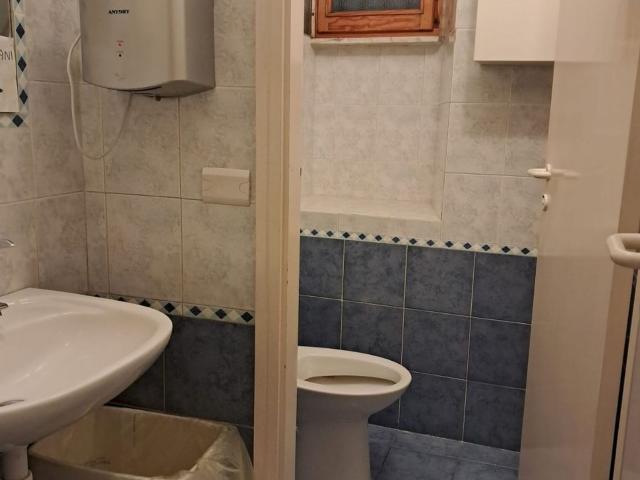 Cedesi a prezzo affare per motivi familiari avviato bar tabaccheria con cucinotto e veranda fissa, otima occasione per una coppia con aiuto di gestire un locale che avra un incremento di lavoro sostanzioso con il rifacimento del porto da centinaia di oper