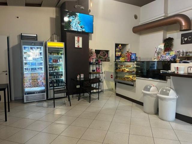 Cedesi bar con cucina avviato