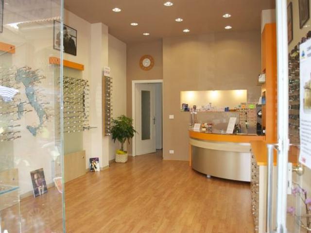 Cedesi negozio di ottica completo – attrezzatura inclusa