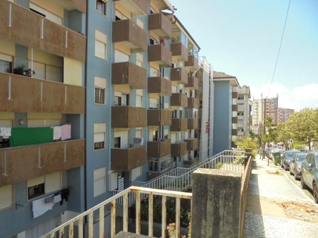 CELAS, excelente T 2 remodelado, cozinha equipada, junto Liceu José Falcão, Hospitais, Faculdades, disponível