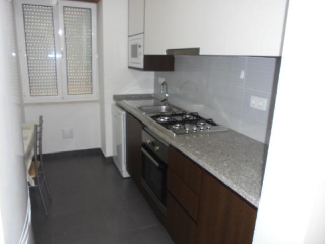 CELAS, Rua António José Almeida, excelente T 0 c/lugar de aparcamento, cozinha semi equipada, estores eléctricos, gaz canalizado, prédio c/paineis solares, para visitas favor contactar telm: telefone