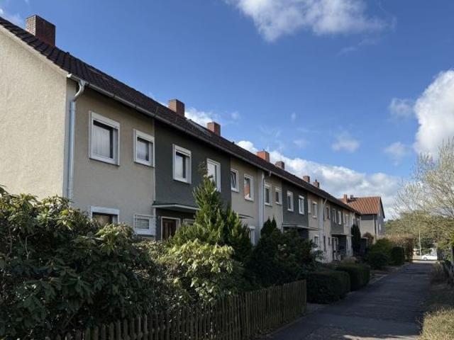 Celle Klein Hehlen: Geräumiges Reihenendhaus mit Terrasse, Garten und 2 Garagen