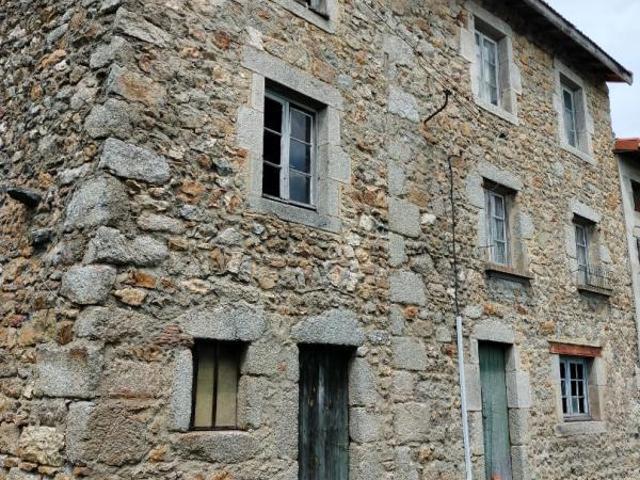 Celles sur Durolle 63250 Ensemble immobilier Maison +/ 160m2 + grange +/ 270m2 + terrain constructible +/ 3500m2