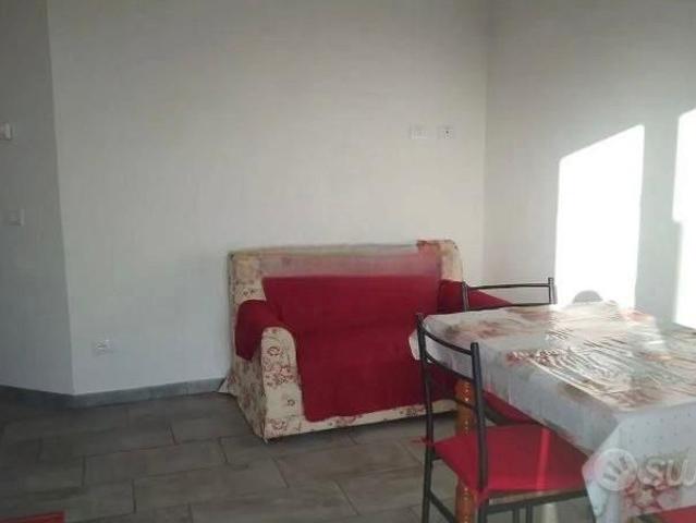Cerveteri bilocale arredato con cortile e p.auto