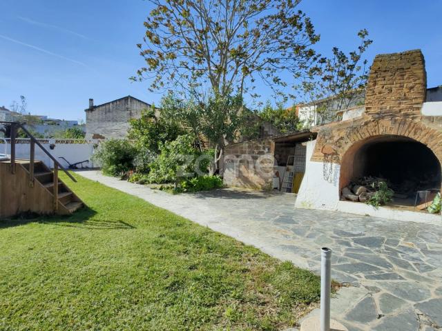 Cerâmica transformada em uma casa de 5 quartos, térrea, respeitosa