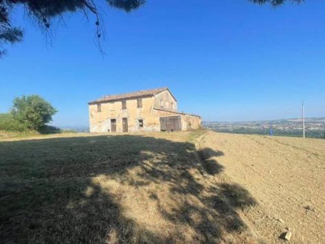 CERBARA: Nelle dolci colline di cerbara, in posizione riservata e panoramica, proponiamo in vendita un caratteristico casale marchigiano indipendente