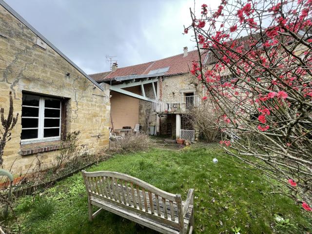 CERGY VILLAGE MAISON DE VILLE 6 PIECES avec LOCAL COMMERCIAL