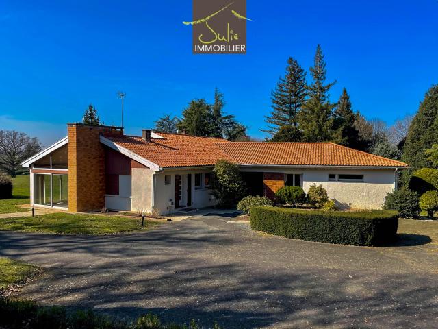 Cerizay propriété de 395 m2 hab. sur terrain de 1.19 Hectare