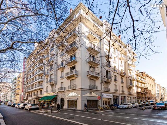 Cession de locaux de bureaux reconvertibles en appartements 1er étage 33 cours Jean Jaurès