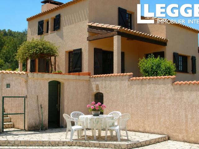 Cette villa spacieuse bénéficie d'un emplacement magnifique, avec 3 chambres