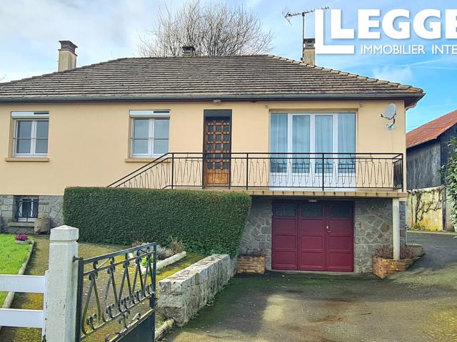 Cette charmante maison de style pavillon, comprenant trois chambres, dispose de plusieurs dépendances et est i