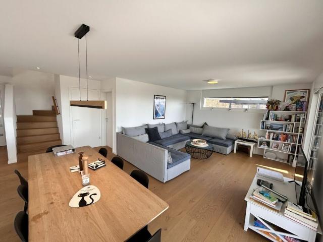 Cette élégante villa individuelle offre un cadre de vie privilégié à proximité des commodités! copie