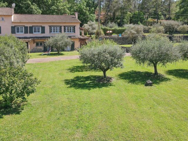 Cette jolie maison au style « ferme » construite dans les an. 230m² Fayence