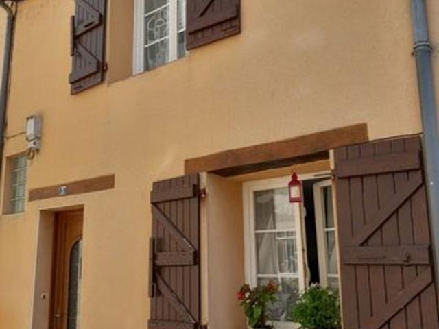 Cette jolie maison de ville est située à proximité