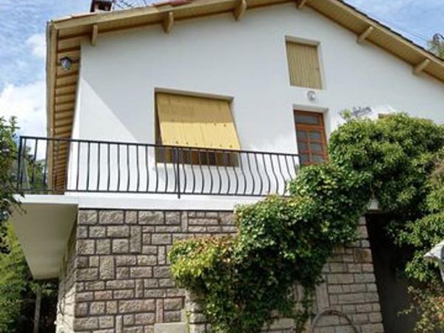 Cette jolie maison est idéalement située dans un b