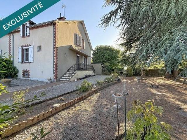 Cette jolie maison familiale avec un terrain clos et arboré