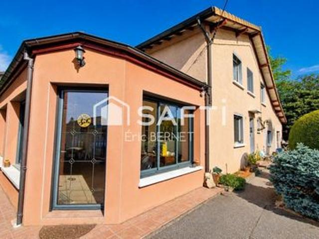 Cette maison allie surface, tranquillité et polyvalence, à proximité des commodités