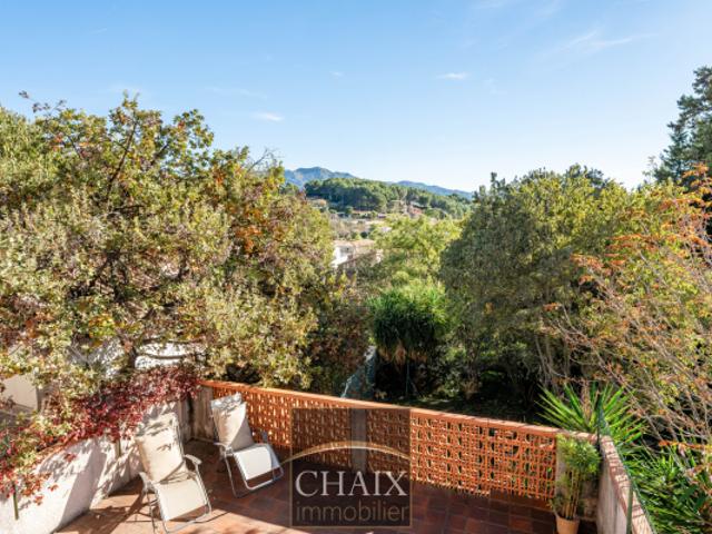 Maison de ville, charme, terrasse, jardin, garage, calme. Po