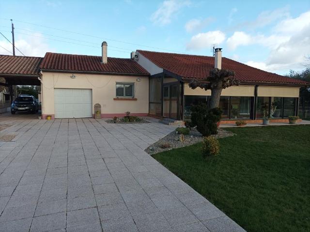 Cette maison de plain pied vous séduira par son agréable vér. 136m² Condezaygues