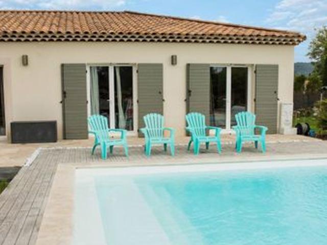 Cette maison de plain pied à l'architecture régionale et en classe énergétique A