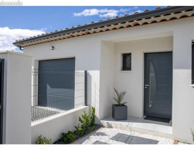 Cette maison de plain pied de 99m² avec une architecture en L et classe énergie A, offre un cadre de