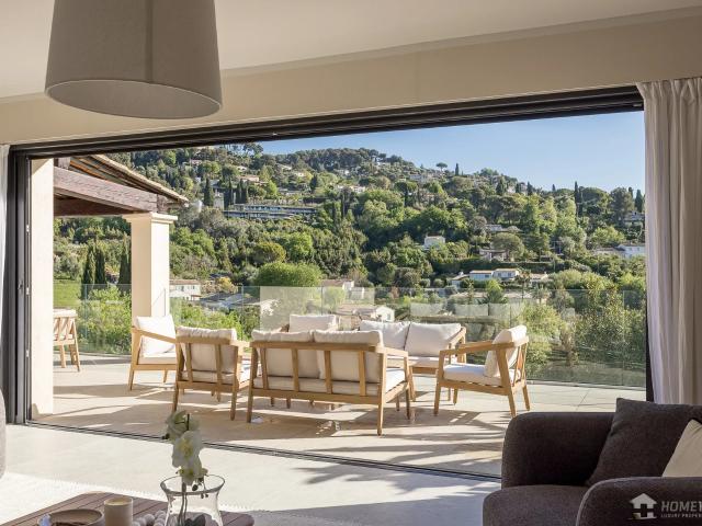 Cette propriété, entièrement rénovée en 2026, bénéficie d’un. 295m² Saint Paul de Vence