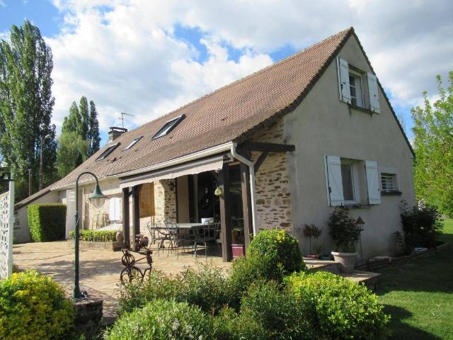 CETTE PROPRIETE OFFRE DE NOMBREUSES POSSIBILITES GITES, CHEVAUX