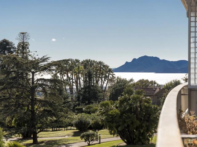 Cet appartement de 100 m2 situé dans le quartier très recher. 104m² Cannes