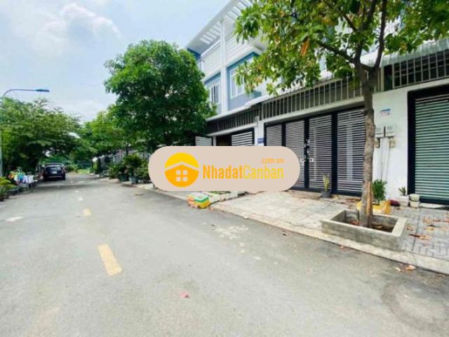 Chủ ngộp bán nhà 1 trệt 1 lầu đường nhựa 10m