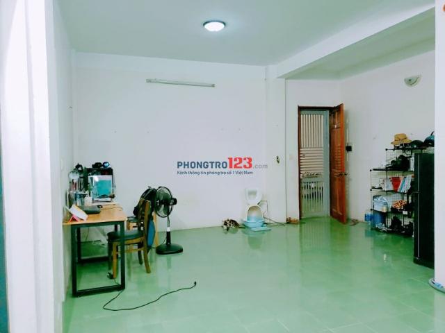 Cho nữ thuê căn hộ chung cư phòng rộng, sạch, thoáng mát